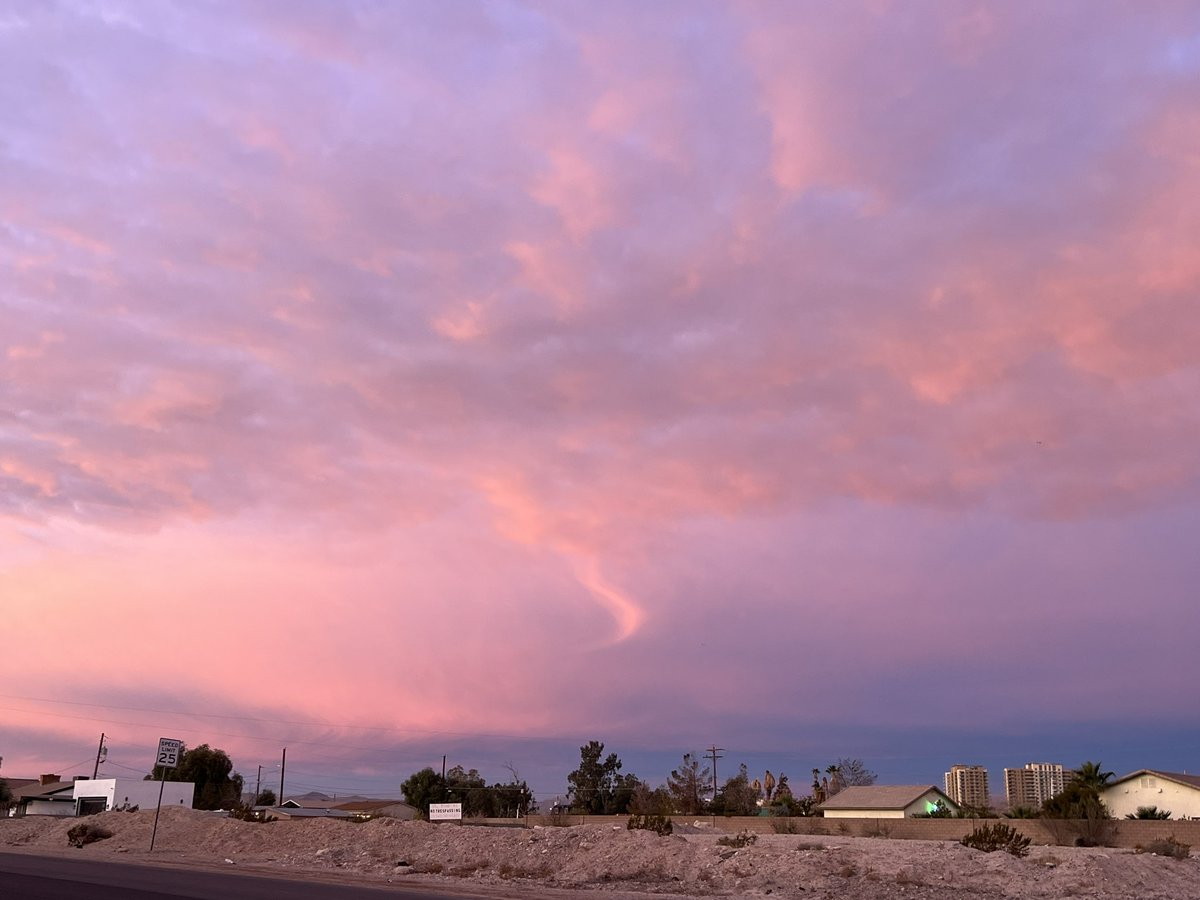 elguerolanchero's tweet photo. #colors #sunset #sunrise #vegas #weatherrelated the views here from Las Vegas this Wednesday morning https://t.co/GFkrWhv77U
