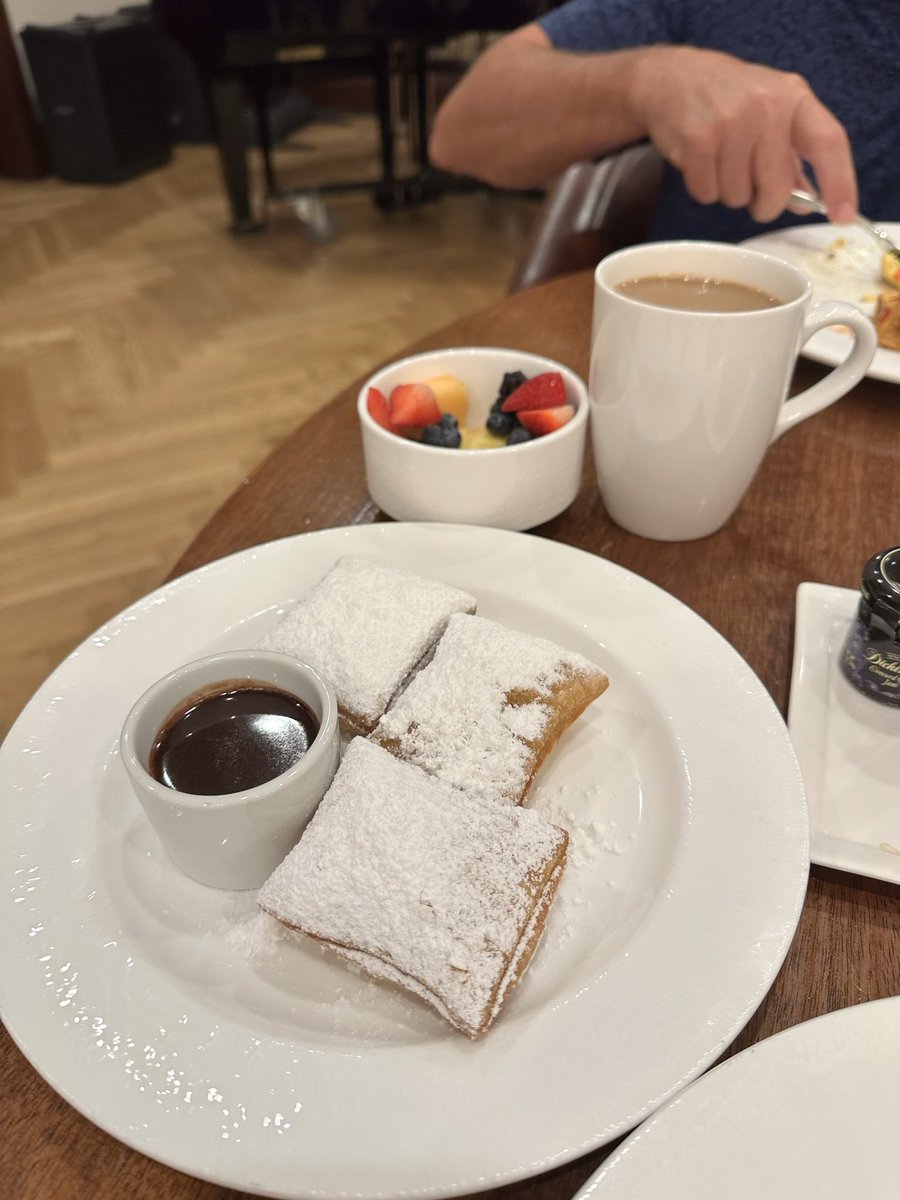 @Expedia Beignets in New Orleans at The Roosevelt Hotel were amazing! ExpediaChat #Sweepstakes