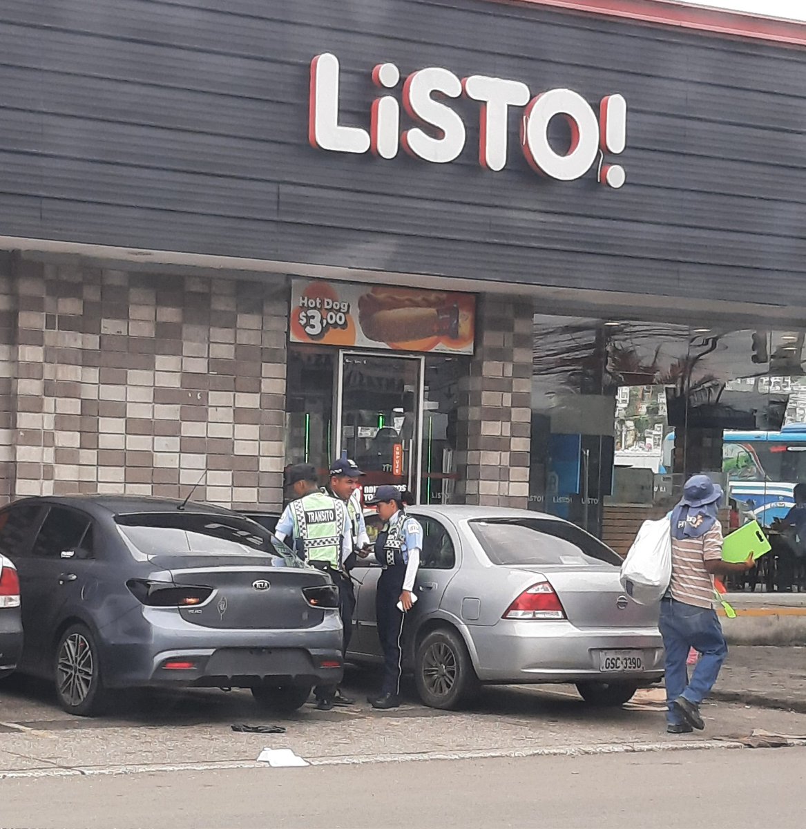 EmergenciasEc's tweet photo. #DenunciaCiudadana
Agentes de tránsito bajándose de un vehículo sin placas y vidrios polarizados en una gasolinera.
Qué opinan? https://t.co/5sO0AyQTy0