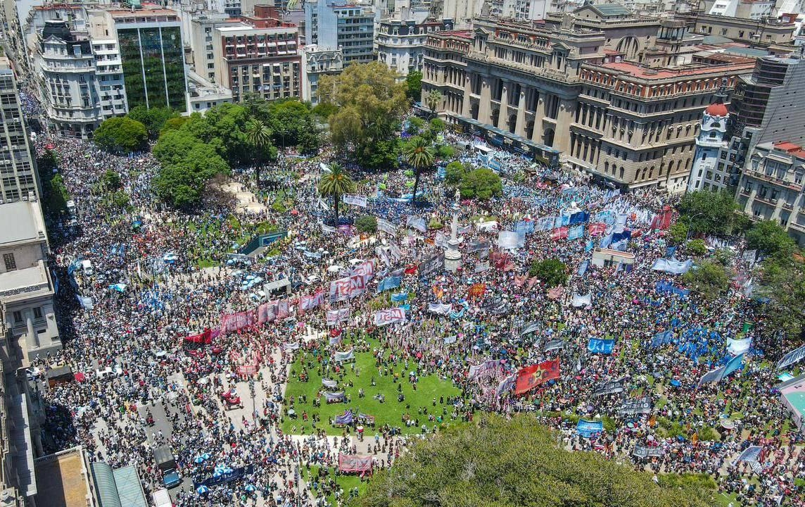 Ni el protocolo fantasma que armaron ni "las fuerzas del cielo" pueden vencer a la clase trabajadora y el pueblo organizados y movilizados. Hoy se vio cuál es el camino, quiénes estuvimos en la calle y quiénes lo miran por tv. Ni un paso atrás.