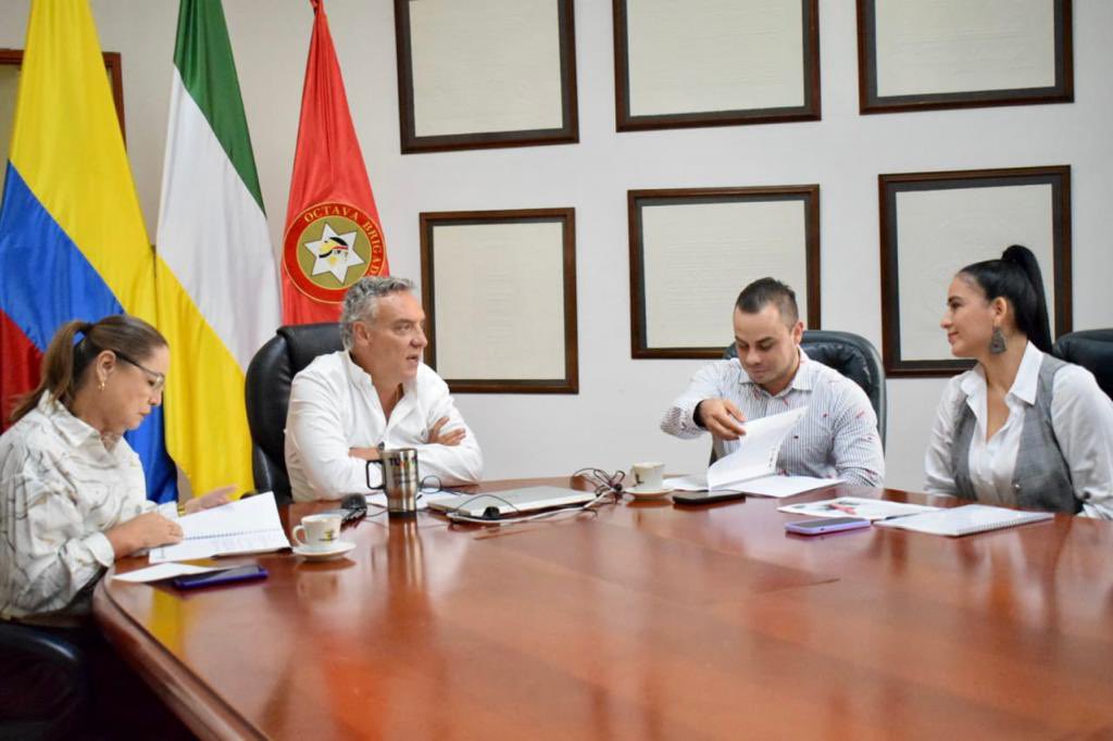 RobertoJairo_Q's tweet photo. Orgulloso de anunciar que en el #CorazónDeColombia estamos transformando la gestión pensional. Hemos desarrollado un modelo innovador para reconocer el pasivo, asegurando la viabilidad financiera. Por primera vez en años, los recursos para pensiones en #Educación serán recuperados, permitiéndonos invertir más en desarrollo social. Gracias al Fondo Territorial de Pensiones por este logro, que pronto compartiremos con todo el país en la @FNDCol. 
#GestiónPensional #TransparenciaTotal