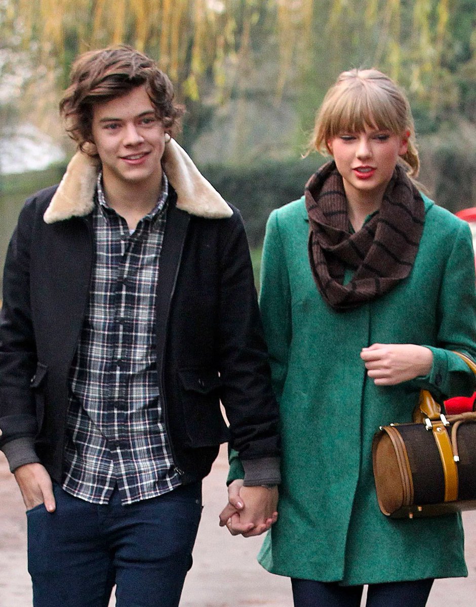 ThePopsLit's tweet photo. 🧵QUEEEE. Abro hilo de cómo Taylor Swift y Harry Styles MATARON a alguien en un accidente de motonieve en 2012 y desde entonces han dejado pistas sobre su crimen en sus canciones... 🫣

La teoría conspirativa más rara que leerán hoy 😅 https://t.co/NuNvQkN0Mw