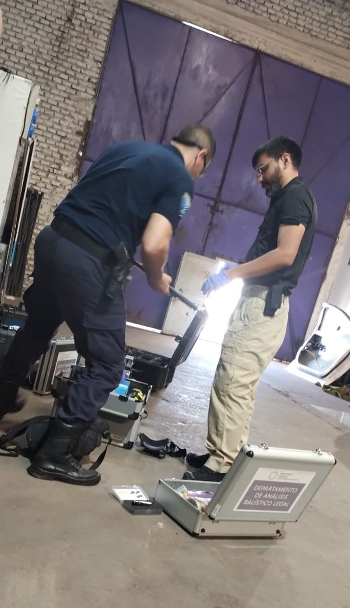 RegueiraLeo's tweet photo. La investigación del "Caso Pernía" está en marcha. Hoy se hizo el peritaje oficial de los balazos en el auto del campeón, en el taller de Mauro García, en Pergamino. Fue ordenado por la fiscalía de Viedma. https://t.co/pz5Fse4yQN