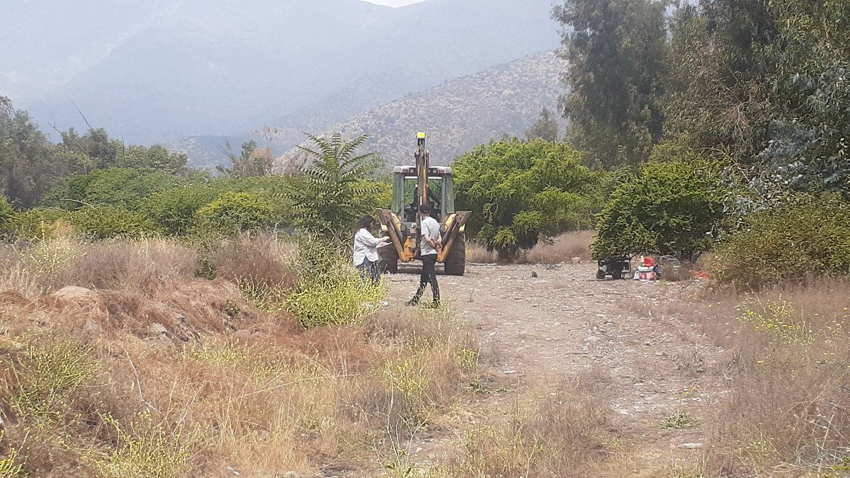 Ulises1990chile's tweet photo. @CarolinaLeitao @penalolen Hoy inmobiliaria comenzó trabajos en sitio eriazo con permiso de edificación caducado. Alvaro Casanova poniente 4370. Con mucha celeridad y tapando cámaras de seguridad adyacentes ¿ se puede realizar alguna gestión para detener esto? https://t.co/ucaRyo8cZk
