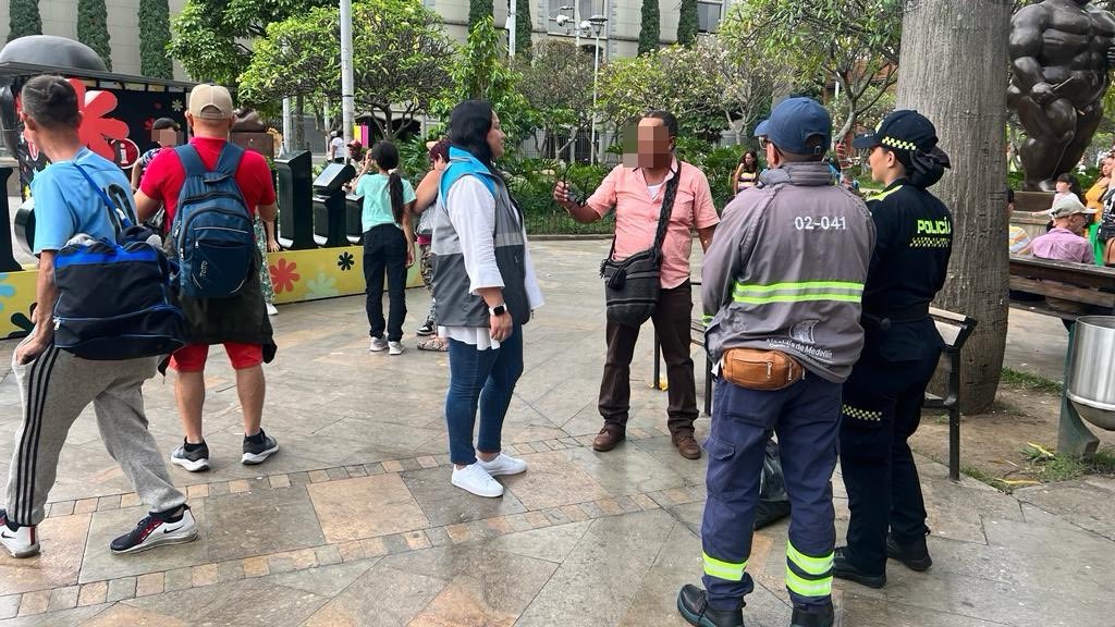 seguridadmed's tweet photo. ⚠️ Persistiendo en nuestro compromiso, continuamos realizando acciones preventivas recorriendo la Plaza Botero y sus alrededores, implementando medidas que fortalezcan la seguridad y la tranquilidad en el territorio. 

@PoliciaMedellin 

#MedellínSegura. https://t.co/zG1oIiFjlY