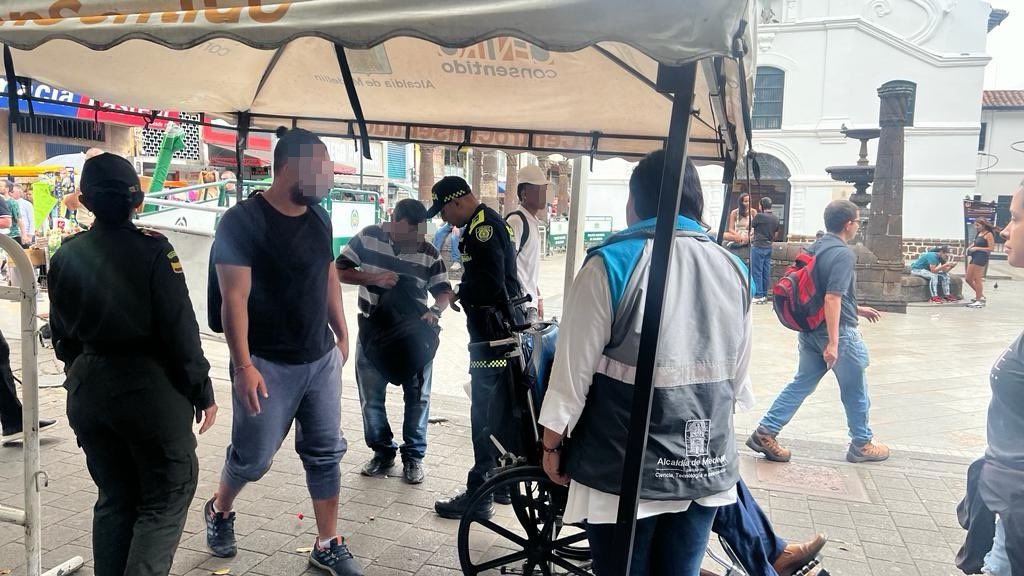 seguridadmed's tweet photo. ⚠️ Persistiendo en nuestro compromiso, continuamos realizando acciones preventivas recorriendo la Plaza Botero y sus alrededores, implementando medidas que fortalezcan la seguridad y la tranquilidad en el territorio. 

@PoliciaMedellin 

#MedellínSegura. https://t.co/zG1oIiFjlY
