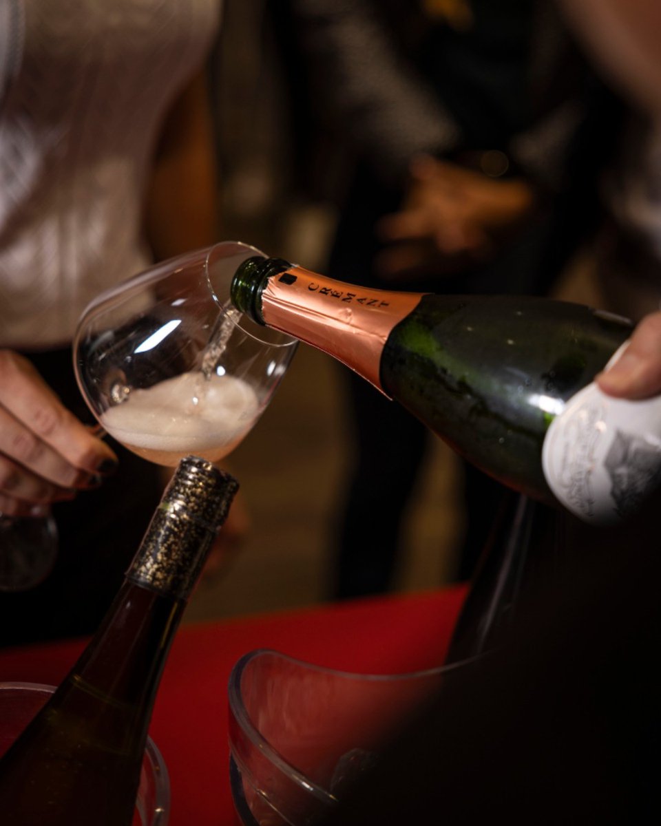 In search of the perfect sparkling wine for New Years? Look no further than Crémant d'Alsace. 

Made in the traditional method, Crémant d'Alsace offers a touch of luxury without the high cost, typically retailing under $25.

📸 @allimantlaugner