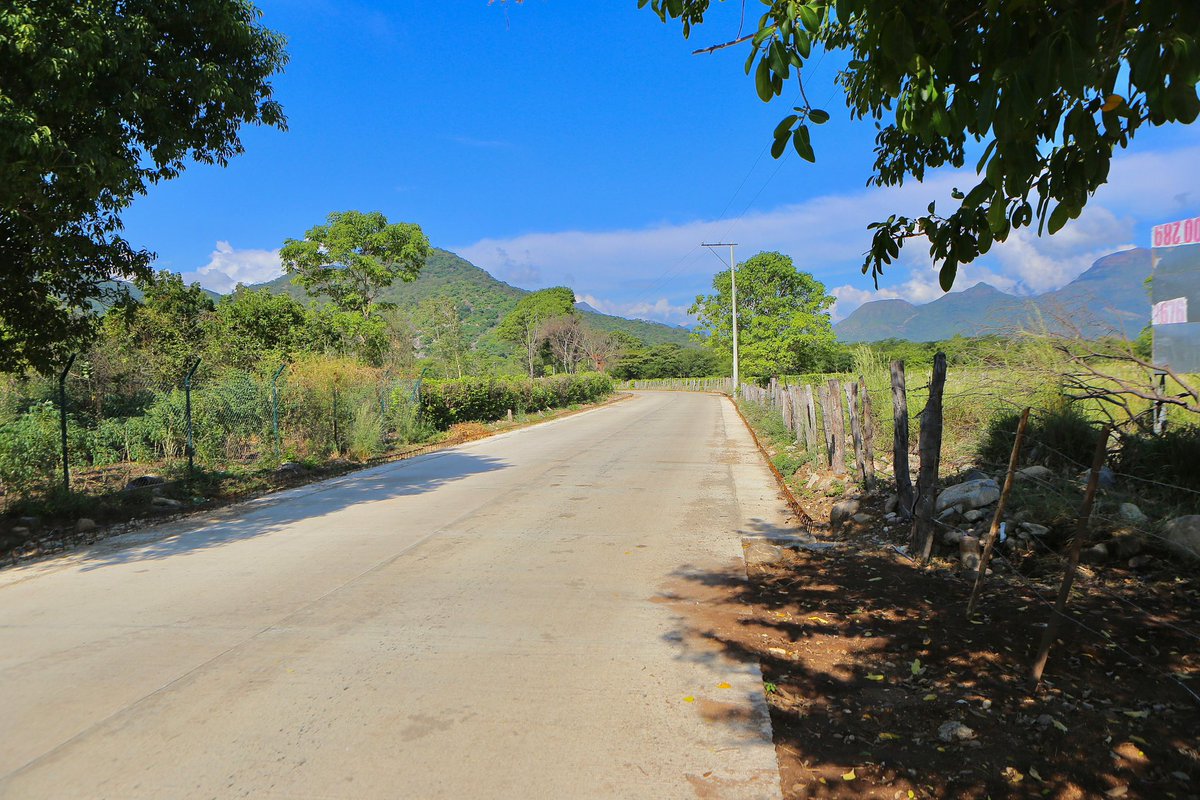 MelloCastroG's tweet photo. La vía que conduce al corregimiento de Sabana Crespo es una obra de nuestro gobierno que generará progreso, oportunidades y bienestar a las comunidades indígenas. https://t.co/NAY1XZ4xcW