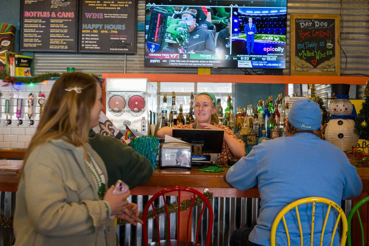 tulanealumni's tweet photo. Watch Party Delight πππ
Major shoutout to all of our Tulanians supporting @GreenWaveFB at the @MilitaryBowl. And, much love to both @DatDogUS and @BrunosTavern for providing a home base for our Greenies in the 504!
Let us know where youβre watching.
#BowlWave | #RollWaveπ https://t.co/iWcf4QHPTf
