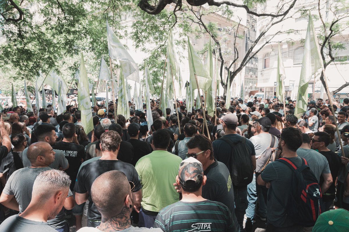 canabateflor's tweet photo. El SUTPA estará siempre del lado de los trabajadores y de las trabajadoras ✌️ 

Hoy movilizamos al Palacio de Justicia para decirle no al DNU impulsado por el gobierno nacional, el cual profundiza aún más la crisis que desde hace años golpea directamente a los trabajadores 🚫 https://t.co/zYLMiKrb5g