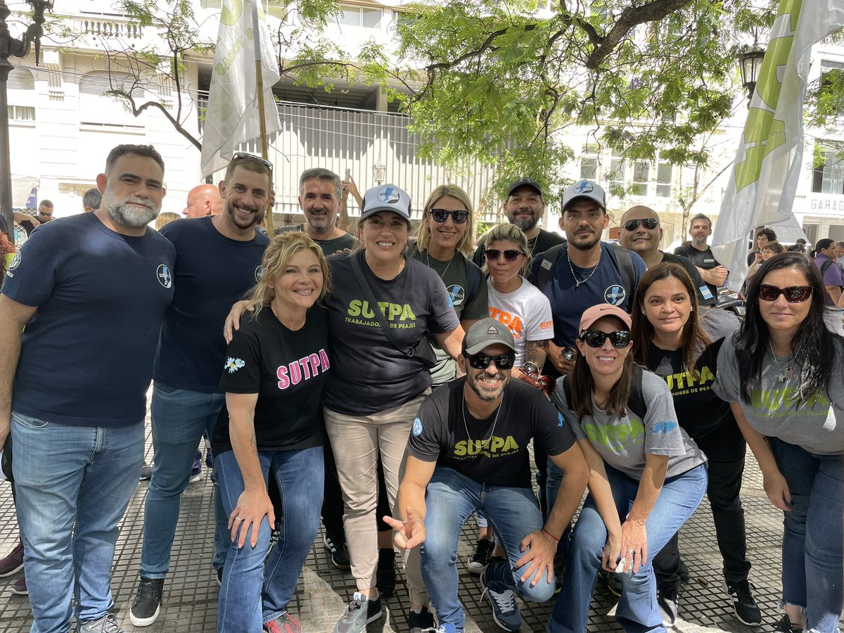 canabateflor's tweet photo. El SUTPA estará siempre del lado de los trabajadores y de las trabajadoras ✌️ 

Hoy movilizamos al Palacio de Justicia para decirle no al DNU impulsado por el gobierno nacional, el cual profundiza aún más la crisis que desde hace años golpea directamente a los trabajadores 🚫 https://t.co/zYLMiKrb5g