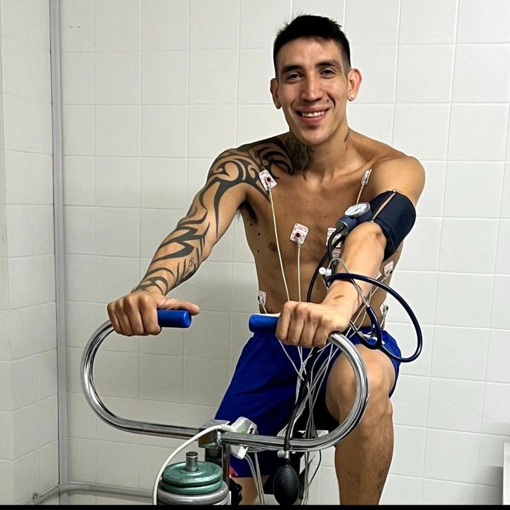 Miren esta foto de Centurión hoy en el departamento médico de Velez. 

Ojalá que pueda volver a ser feliz con el fútbol. 

A cualquier futbolero lo pone contento que Ricky vuelva