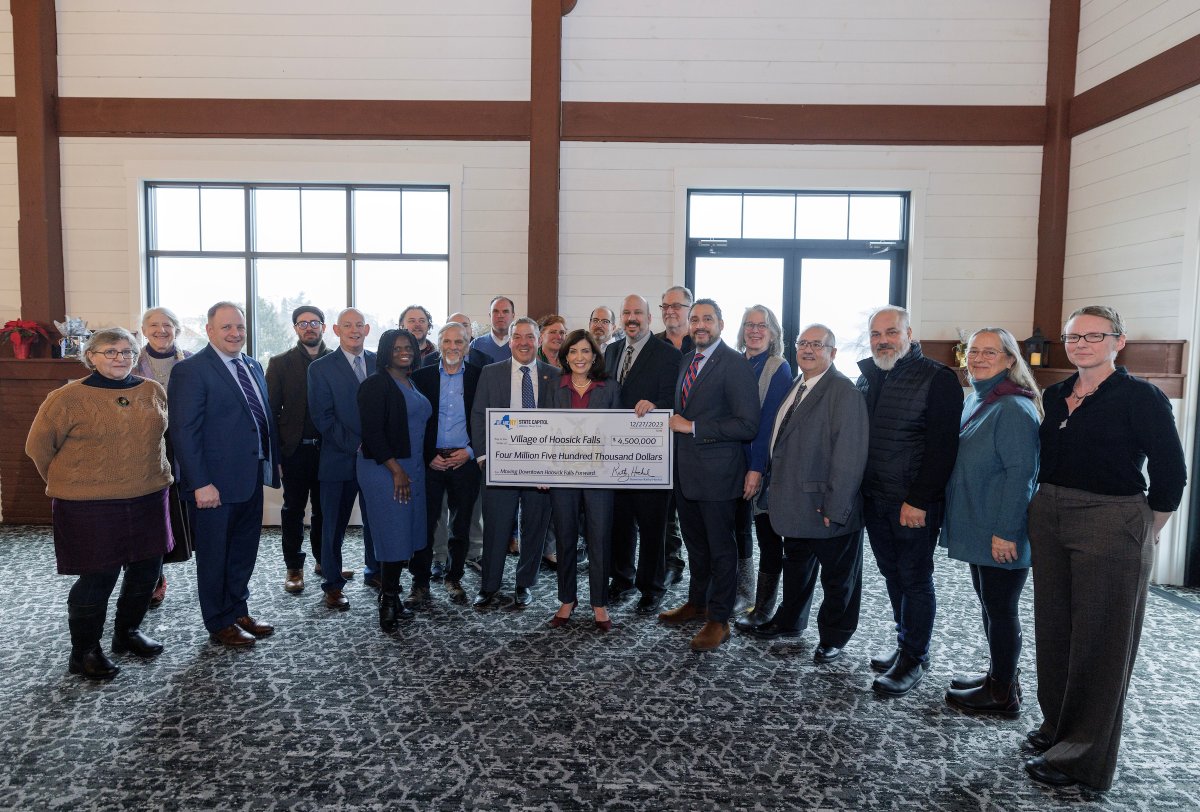 GovKathyHochul's tweet photo. 🏘 $10 million for Lake George
🏘 $4.5 million for Hoosick Falls
🏘 $4.5 million for Schuylerville

Together, our Downtown Revitalization Initiative and NY Forward program are helping communities transform into world-class destinations for businesses, families, and visitors! https://t.co/5pNxzKfzmc