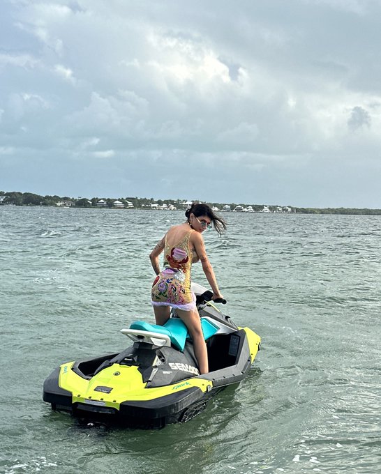 Jewelry goes in sport mode 🌊 https://t.co/BBWLdtZ1Pm https://t.co/E4ajKwKmj0