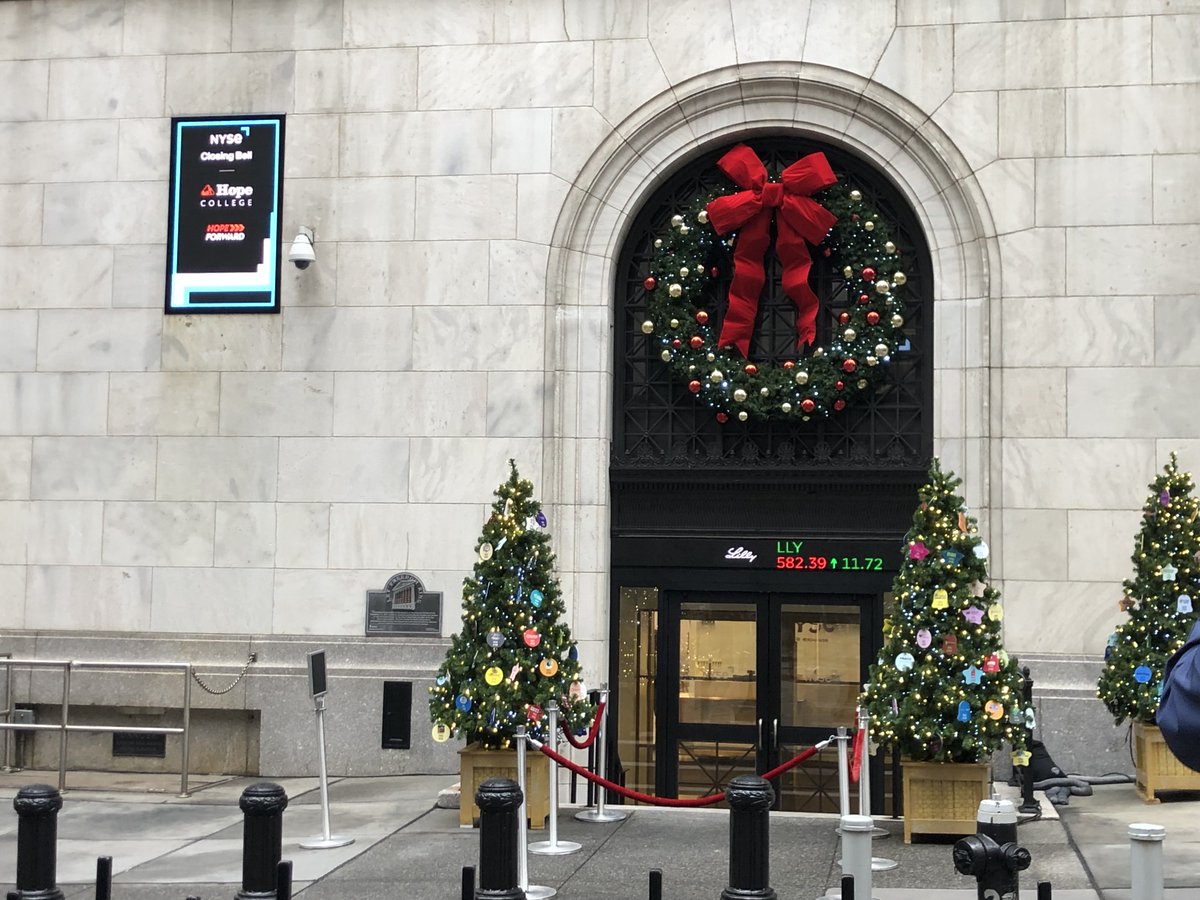 HopeCollege's tweet photo. Watch @PresidentScogin and @HopeAthletics ring the @NYSE closing bell today, Wednesday, December 27, at https://t.co/SXZWct0LqR! #NYSEClosingBell #NYSE #GoHope #HopeCollege #HopeForward https://t.co/XqbbFNvhvB