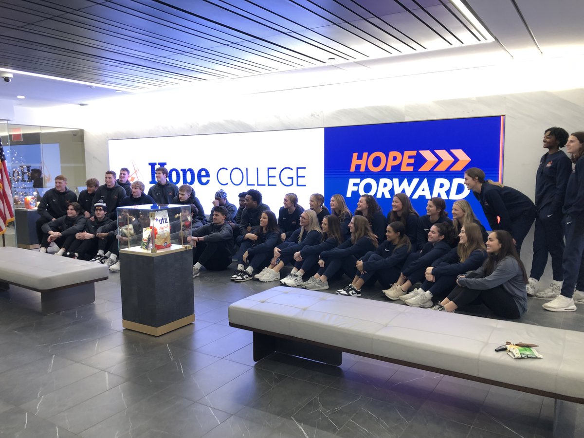HopeCollege's tweet photo. Watch @PresidentScogin and @HopeAthletics ring the @NYSE closing bell today, Wednesday, December 27, at https://t.co/SXZWct0LqR! #NYSEClosingBell #NYSE #GoHope #HopeCollege #HopeForward https://t.co/XqbbFNvhvB