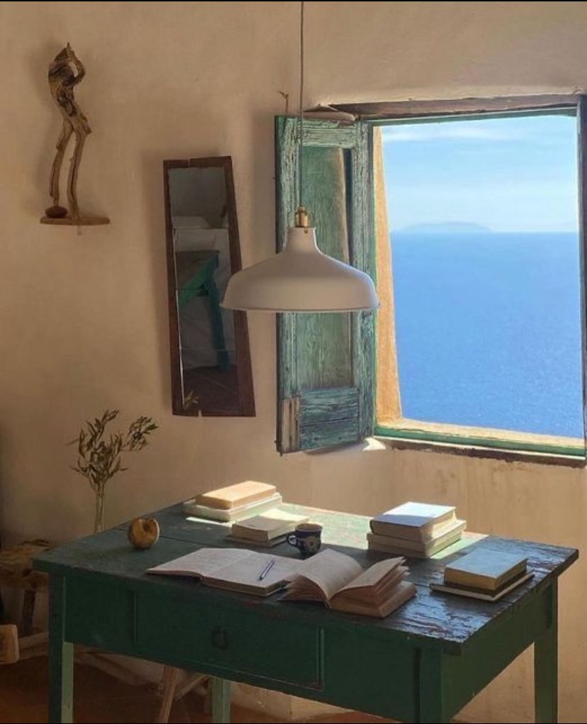 Une certaine idée de ce que pourrait être mon luxe : les livres, l’écriture et le bleu de la mer