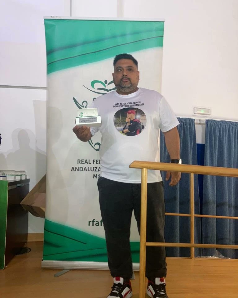 PLCompadres's tweet photo. Desde #CDCompadres nos sentimos orgullosos,¡Enhorabuena  @MrAngelSanchez1! 
Entrega de premios entrenadores Campeón de Liga Juvenil Temporada 22/23 en el día del entrenador de la Federación Andaluza de fútbol (@RFAF) en la Delegación de Málaga. https://t.co/6pvZV7lMdH