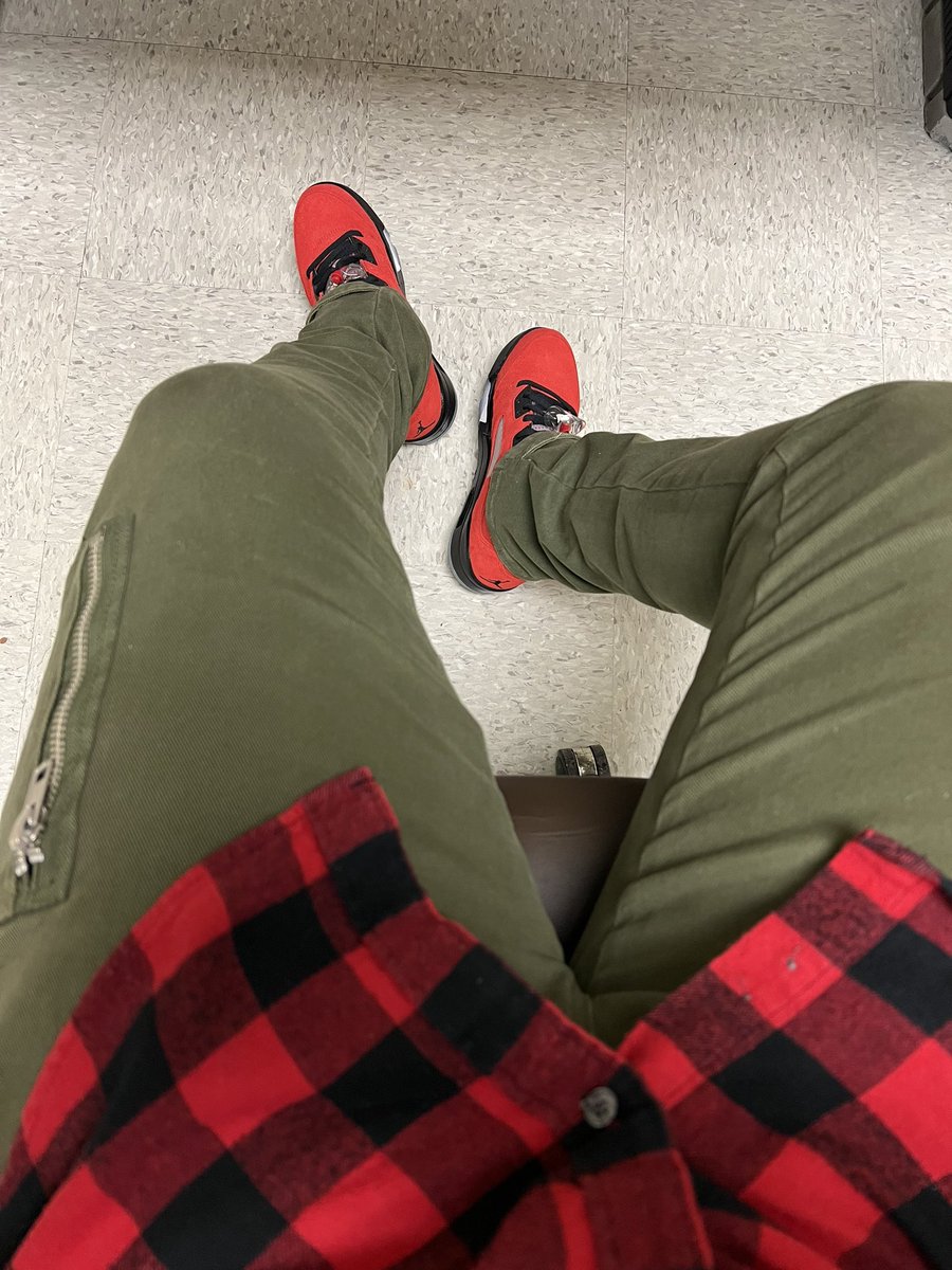ham4114's tweet photo. I was a bum most of Christmas Day, so I made up for it at work today lol
sidenote..black laces make the raging Bull 5s hit different ๐
#killercombo #kotd #plaid #workflo #jordan #ragingbull5s #Christmas2023 https://t.co/MO0ZDV4kJa