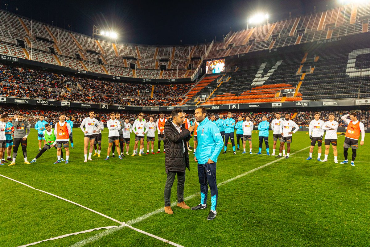 RubenBaraja's tweet photo. Ha sido un placer compartir una bonita tarde en Mestalla con nuestra gente, sobre todo con los niños. Con ganas de lograr empezar el año devolviendo tanta ilusión y cariño. BON ANY NOU!! 🤗🙏 https://t.co/yvoFwPgt8V