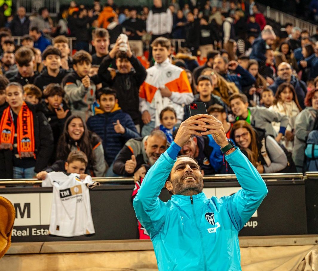 RubenBaraja's tweet photo. Ha sido un placer compartir una bonita tarde en Mestalla con nuestra gente, sobre todo con los niños. Con ganas de lograr empezar el año devolviendo tanta ilusión y cariño. BON ANY NOU!! 🤗🙏 https://t.co/yvoFwPgt8V