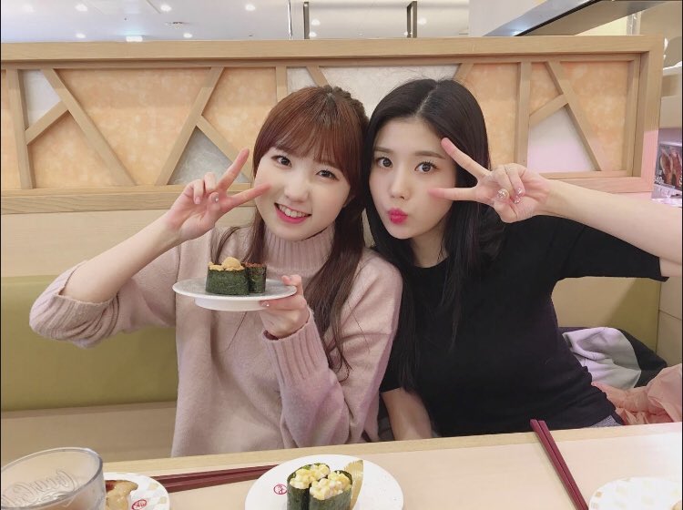 con mi pequeña no podíamos estar sin una #𝕔𝔥ē𝚖i𝕔a𝑙𓋹ྀ𝔡ā𝕥𝚎 que no tuviera comida, así que desde nuestra cafetería favorita le estamos echando porras al #𓊈演技𓊉𝚙𝕣ē𝚍e𝑏ū𝕥 que sabemos será el éxito del día gracias al talento de estos chicos.