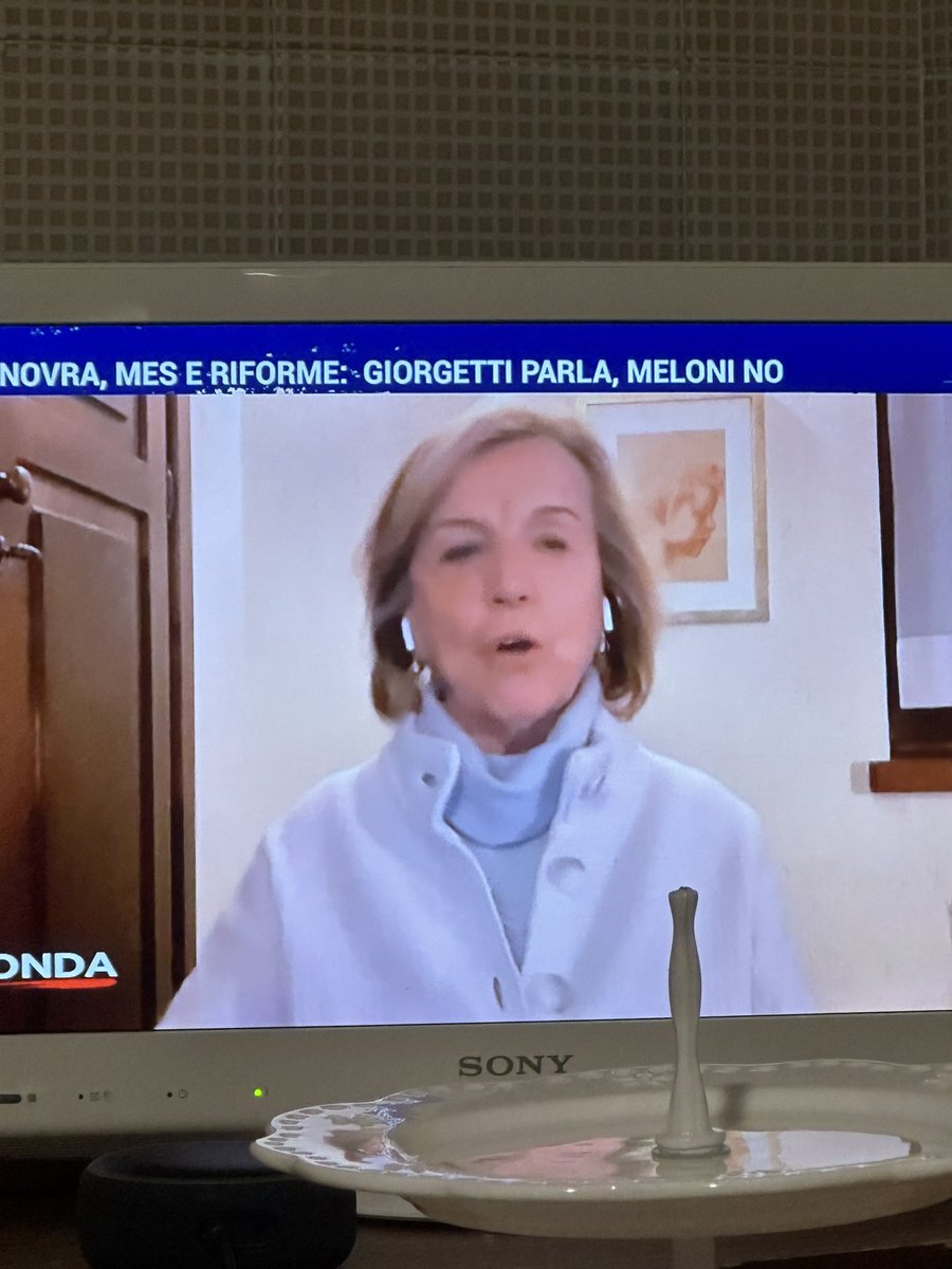 La Professoressa invitata quotidianamente in tv ci propina aristocratiche opinioni in pantofole di velluto, cosa ha fatto nella vita? Alzare l’età pensionabile, record in Europa, a 67 anni. Per questo amata dall’establishment, squallido ingranaggio del sistema <a href="/InOndaLa7/">In Onda</a> #fornero