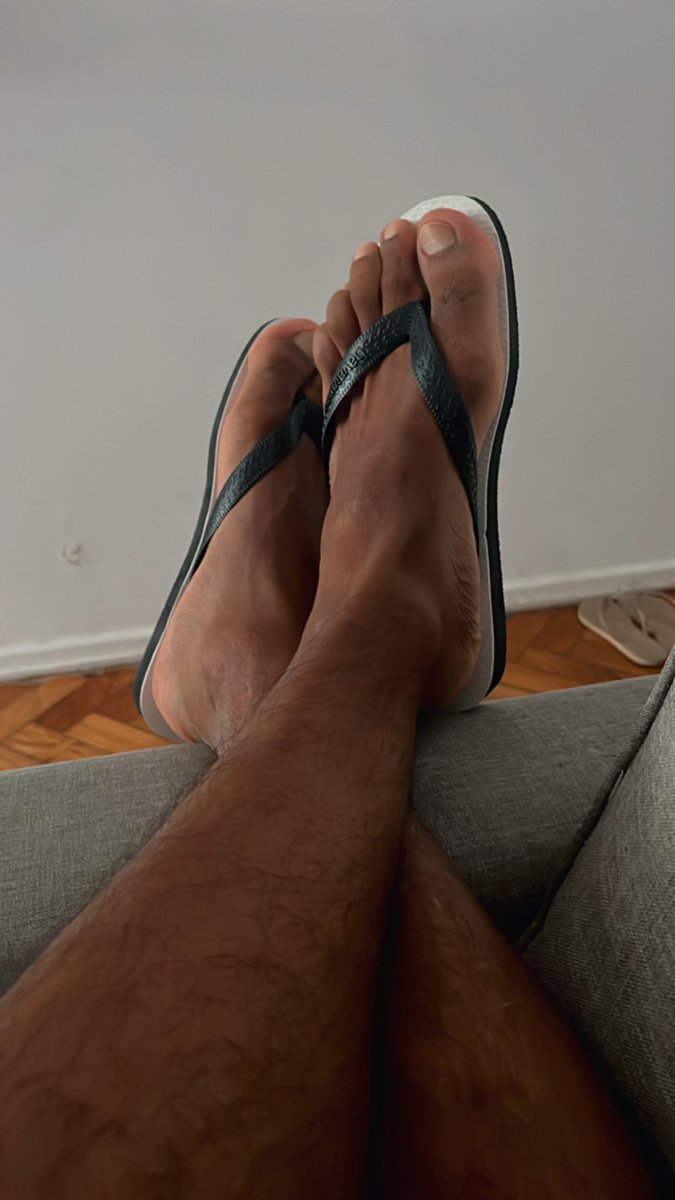 feticheCariok's tweet photo. Havaianas novas, alguém pra beijar meus pés? https://t.co/4TwgwP2frS