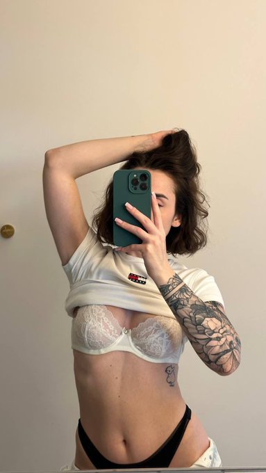 Nikky 🌸 - 2 pic. What’s your favorite 🍑 or 🍒? RT for 🍑 Like for 🍒 https://t.co/r5NZBAwMVj