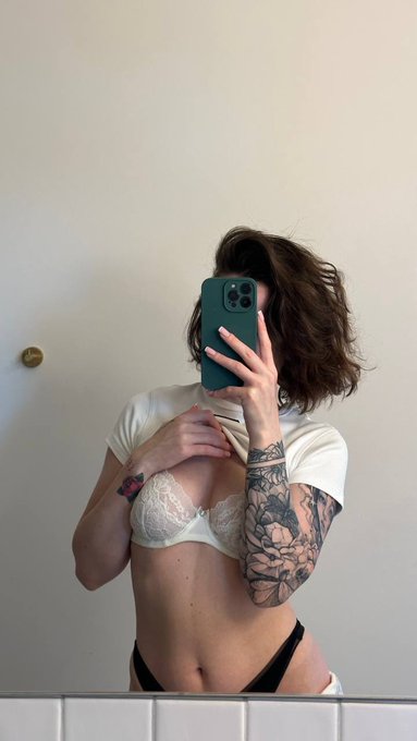 Nikky 🌸 - 1 pic. What’s your favorite 🍑 or 🍒? RT for 🍑 Like for 🍒 https://t.co/r5NZBAwMVj