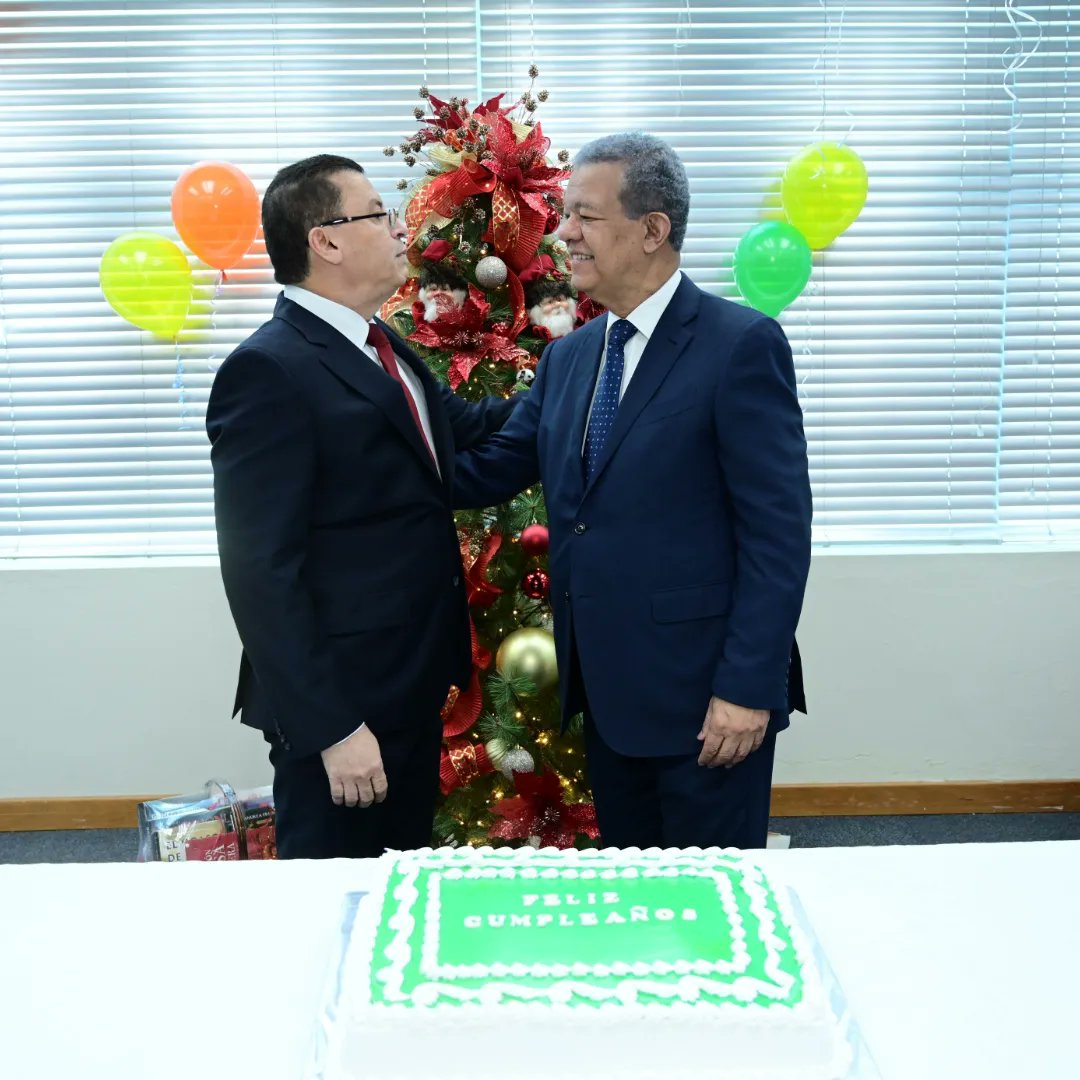 Sec_Innovacion's tweet photo. Nos regocijarnos ayer junto a nuestro Secretario doctor Fernando Fernández en el cumpleaños del próximo  presidente de la Republica, doctor Leonel Fernández.
!Un buen momento! @fernandofdezc @LeonelFernandez #VuelveLeonel #Leonel2024 #LeonelFernández https://t.co/e9jx1xHQXb
