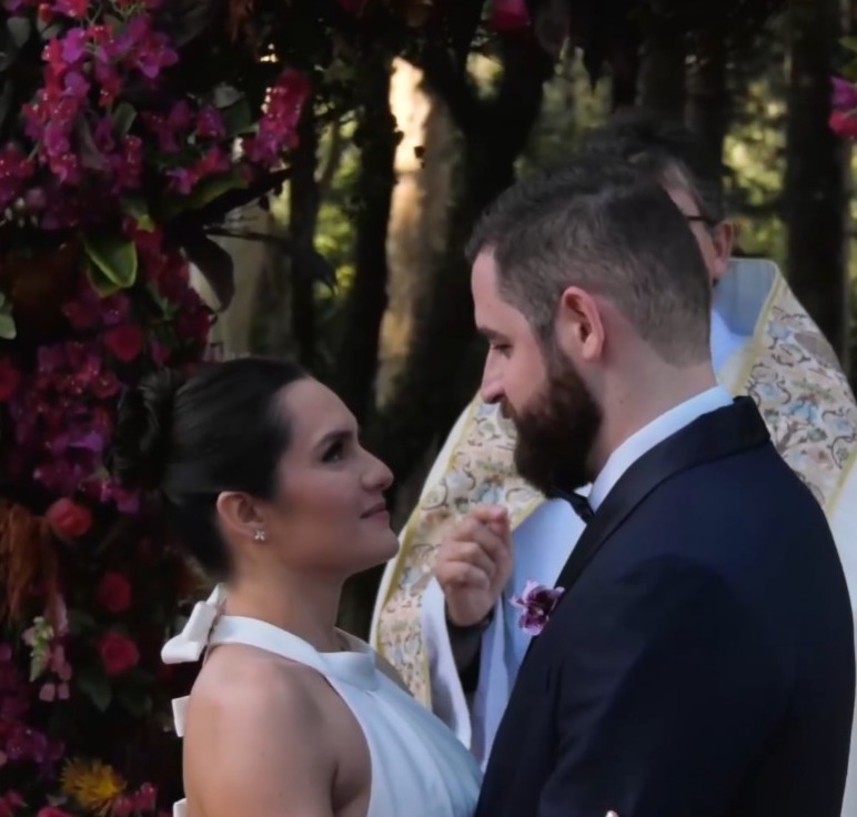 FURIA's tweet photo. .@FalleNCS e @lelorena desejamos toda a felicidade do mundo pra vocês e esperamos que esse novo capítulo seja repleto de momentos incríveis e inesquecíveis! 🖤🤍

#CasamentoVerdadeiro https://t.co/yNWjhby8q1