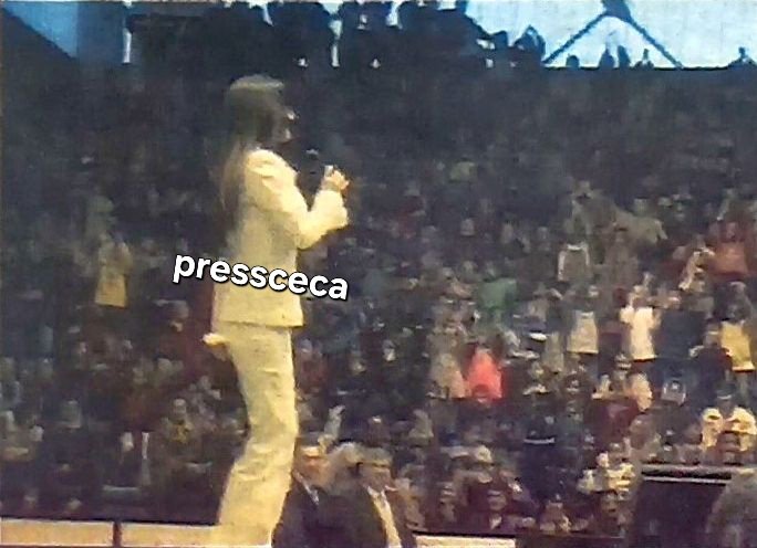 PressCeca's tweet photo. 📌 27.12.2001. #Ceca je održala humanitarni koncert u hali Jassa u Jagodini! 🇷🇸
Tim povodom Cecin fond Treće dete je podelio i 2.000 novogodišnjih paketića svim jagodinskim mališanima!
#Ceca2001 #CecaRažnatović #Jagodina #Jassa #DvoranaJassa https://t.co/eM06YdQfCl
