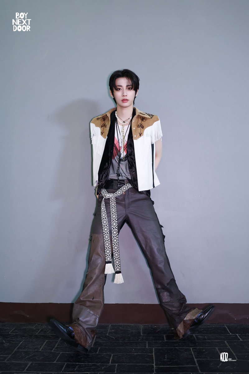 taesanarchive's tweet photo. taesan 2023 aaa photo sketch 🖤 https://t.co/qAiwHV0F45