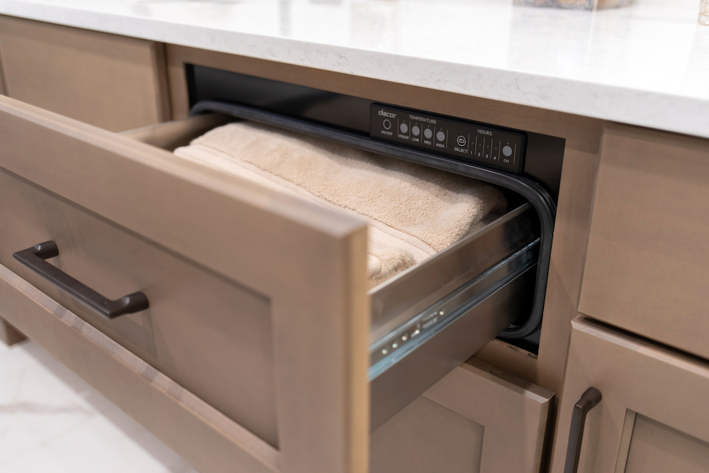 GenevaCabinet's tweet image. A warming drawer for more than your buns 🥰
Designer Joyce Zuelke, ckbd fitted the @dacorkitchen warming drawer into bath cabinetry for toasty comfort all winter long.  
@PlatoWoodwork #cabinets #cabinetry #warmingdrawer #bathroomdesign #bathideas 
@shannaworlfphotography