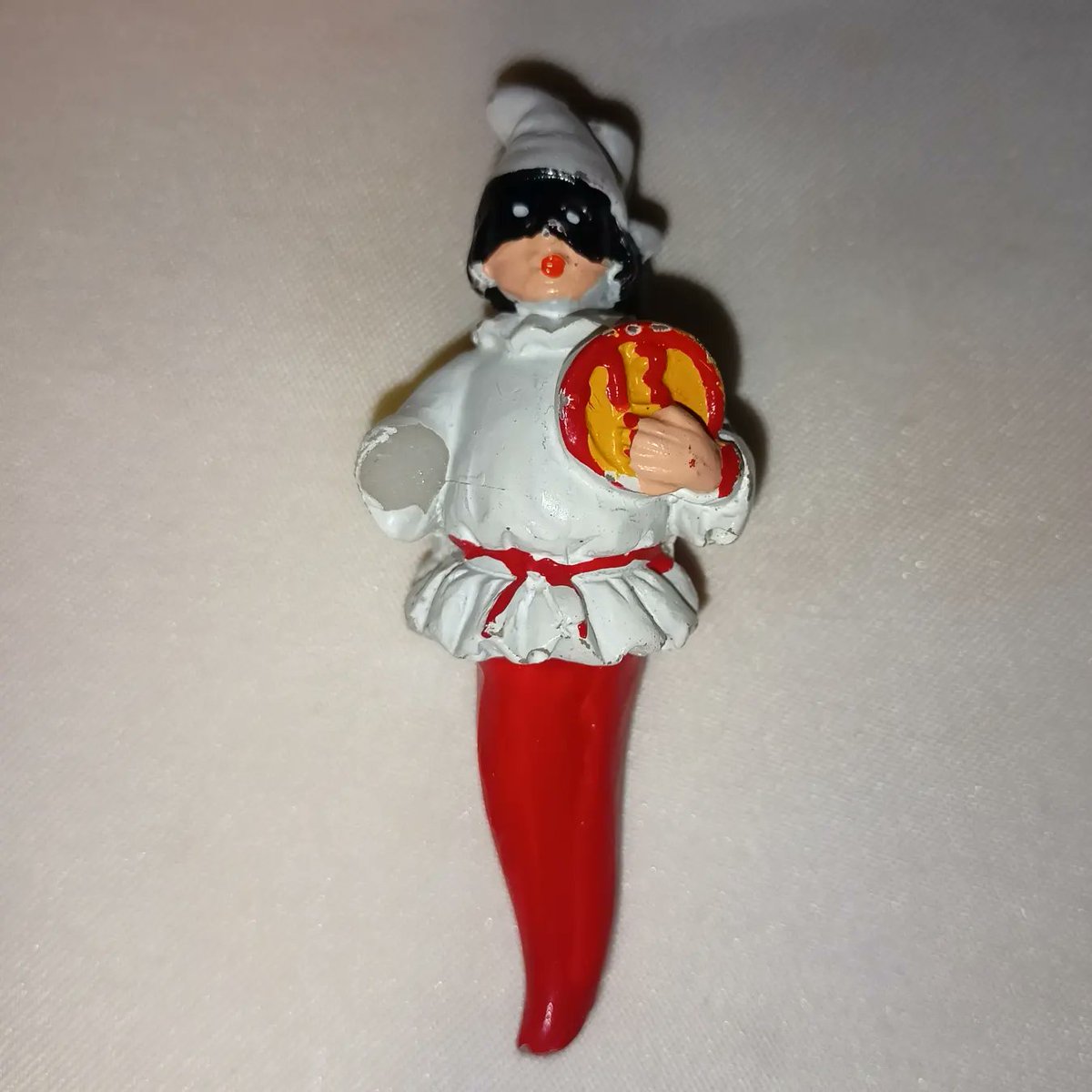 anamjuan's tweet photo. Lo #italiano me persigue aunque este año no le esté haciendo mucho (ningún) caso. Camino a casa de madre ayer por la mañana, me los encontré en el suelo un poco magullados y uno manco #poverini #pulcicorno e #gobbocorno insieme #oops #portafortuna https://t.co/nm6YPgtQlC