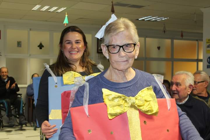 Esta tarde hemos asistido a un desfile muy navideño, dónde residentes y trabajadores han interpretado a algunos de los personajes más importantes de la Navidad.🎄⬇️⬇️