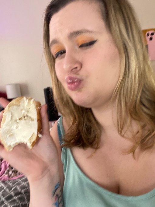 I got distracted with food, I promise after I eat this I&rsquo;ll go online 💗 https://t.co/WNI71t2q2d<a href="/tag/skype"class="tags"><span>#skype</span></a>
