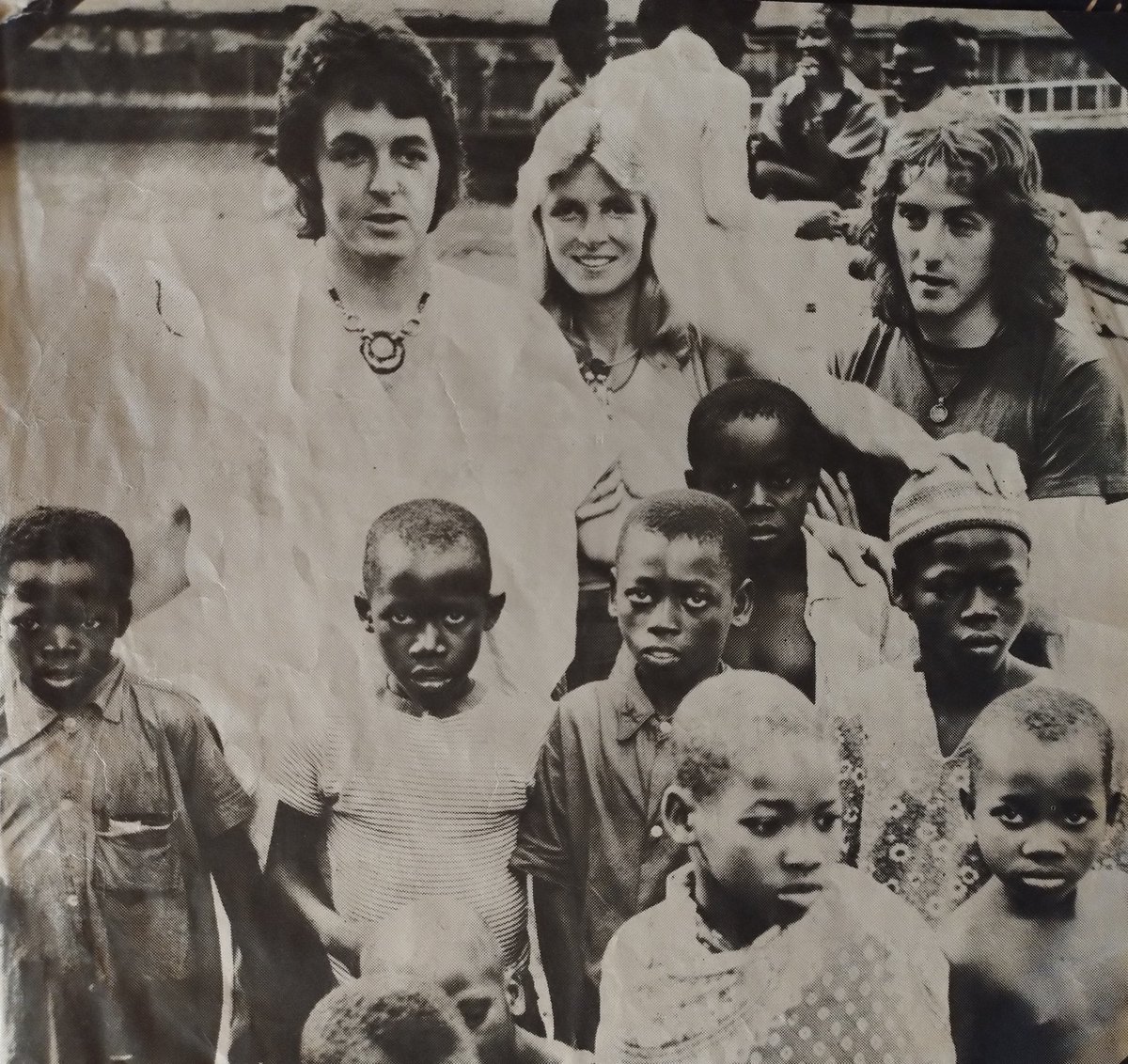 IdeaiURA's tweet photo. Imágenes de Argentina después del DNU.
Milei, Fátima y Garcaputo recibieron la nueva migración de África para repoblar Javiertina. https://t.co/yuF2eRTlJm