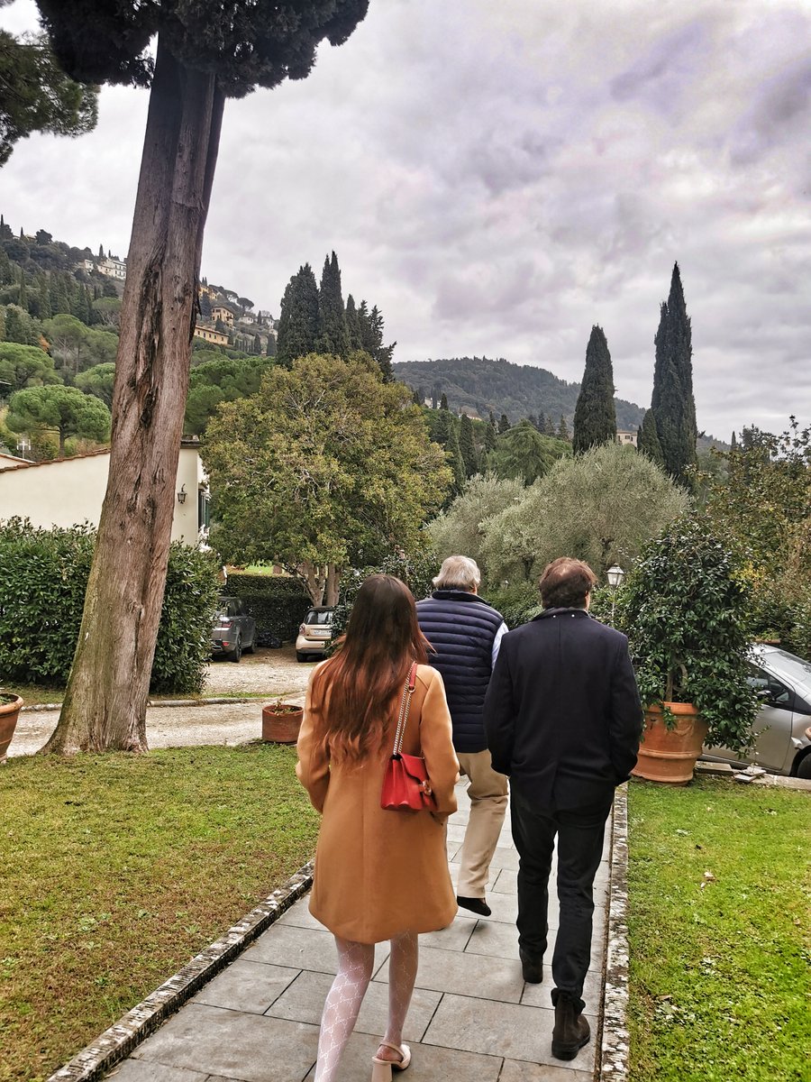 istblutmijlIiut's tweet photo. Floransa'da aynı villa kompleksinde, birkaç nesildir oturan bir ailenin evinden Christmas yemeği manzaraları. Tüm aile hemen hemen bir arada yaşıyor. Kardeşler, çocuklar, torunlar. Kendi soyadlarını taşıyan bir ormana sahipler, sofrada yenen kuşlar bu ormanda avlanan kuşlar.