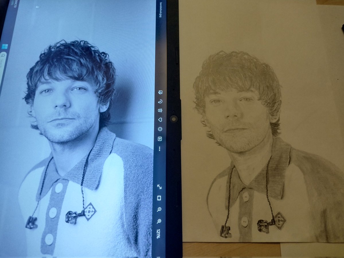 hslt2817's tweet photo. Did this drawing of Louis from backstage of the Cardiff show a couple weeks ago. Turned out to be one of my best drawings, and a great Xmas gift :) https://t.co/DBdUrFp3vg