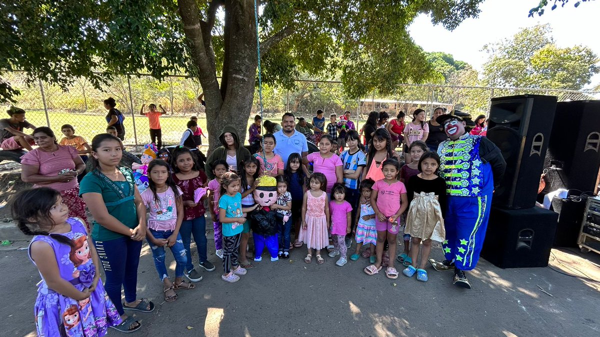 davidfuentesnt's tweet photo. Nos reunimos en la comunidad Italia, para celebrar la Navidad. Fue increíble ver las sonrisas de los más pequeños mientras disfrutaban de las piñatas, los payasos y los juguetes 🌟✨ #PorLosEmprendedores #VotaPorElFuturo #EsNuestroTiempo #Casilla4 #SantaAna #NuestroTiempo https://t.co/u2d2jZOq9Q