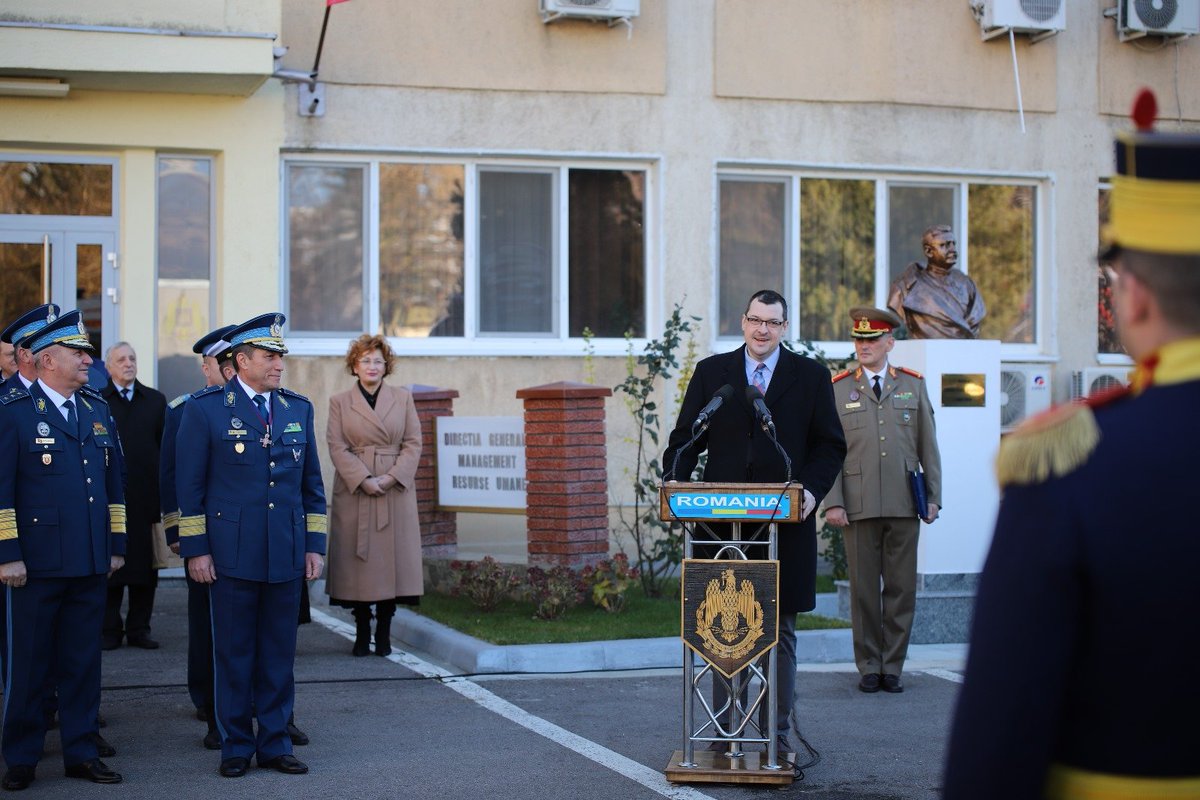 Raetchi's tweet image. Colegul meu Adrian Dută - pilot, comandant al Detașamentului Special Afganistan&amp;amp;vicepreședinte al E-ARC - a devenit astăzi general. A fost o onoare să îl felicit pentru modul în care a reprezentat haina militară și diplomația românească la reuniunile NATO în ultimii ani.