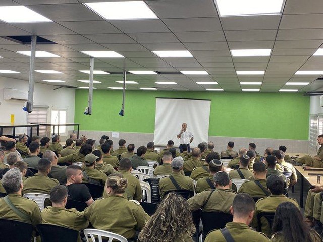 dancohen3000's tweet photo. Here's Eliyahu Yossian lecturing to Israeli combat units. The genocidal ideology he espouses isn't fringe, it's mainstream thinking in the military. https://t.co/GWXo2BlY2V