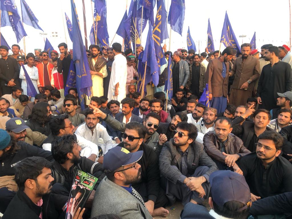 psfmansoor's tweet photo. PSF Sindh paid rich tribute to Shaheed Bibi on her 16th martyrdom anniversary at Garhi Khuda Bux Bhutto.

President Asif Ali Zardari &amp; Chairman PPP @BBhuttoZardari addressed the massive crowd.

Students from all over the Sindh gathered at GKB.
#SalaamBenazirBhutto https://t.co/jqdPQokAeK