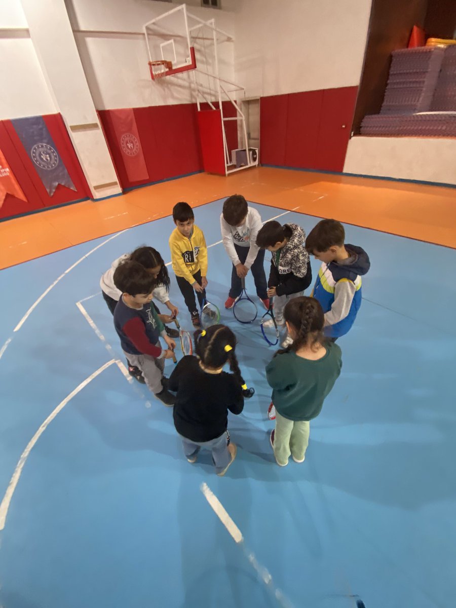 mhmtclk004's tweet photo. 📍İslahiye Gençlik ve Spor İlçe Müdürlüğü 

🎾 6-9 yaş grubu 
🎾 Tenis antrenmanlarımız eğitsel ve eğlenceli bir şekilde devam ediyor 🎾

@muhittinozby @OA_BAK @sukruyilmaz03 @mnkarakus63 @topogluemre @ibrahimh_polat @demirlevent1 @mehmetsoylu2023 https://t.co/5roVzX4FxN