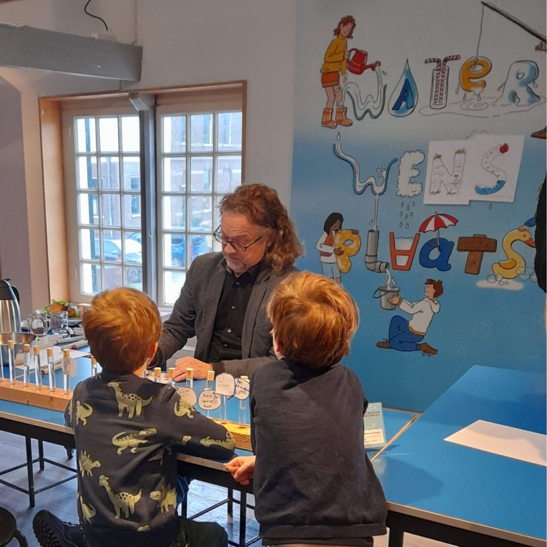 De tijdelijke WaterWensPlaats geopend en de wensen stroomden binnen! Cartoonist Herman Roozen maakte van de waterwensen prachtige tekeningen. De WaterWensPlaats is geopend tot en met 31 januari. Op 4 januari is Herman weer aanwezig! @CentreUnusual