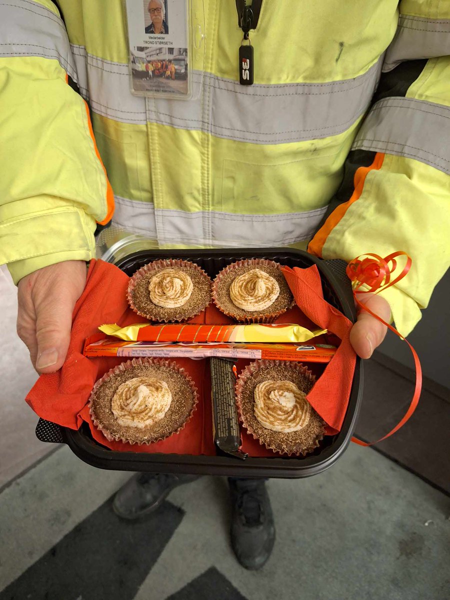 Hjemmelagde julemuffins fra en kunde i dag. Omtanken gjør oss rørt, og tanken om at vi sammen skaper et mer inkluderende arbeidsliv gir gåsehud . Er det rusfritt arbeid handler om #inkluderendearbeidsliv