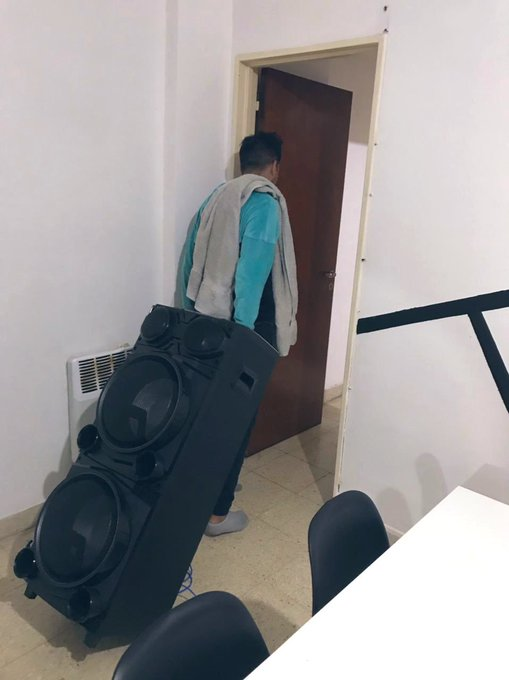 itsD3lay's tweet photo. yo yendo a la ducha https://t.co/58zhNpr84y