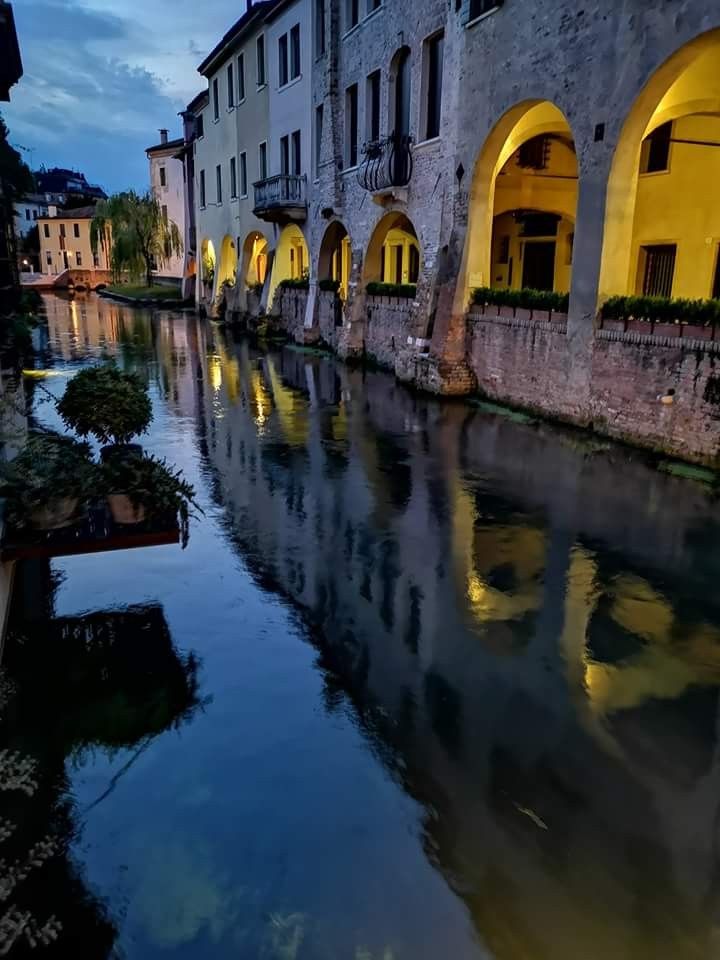 Les arcs de lumières...
#Treviso #veneto #italy <a href="/ItalyTravel/">ItalianTourism.us</a> <a href="/DiscoverItalia/">Discover Italia</a> <a href="/AroundAboutTV/">Around&AboutTreviso</a> <a href="/GruppoVeritas/">Gruppo Veritas</a>